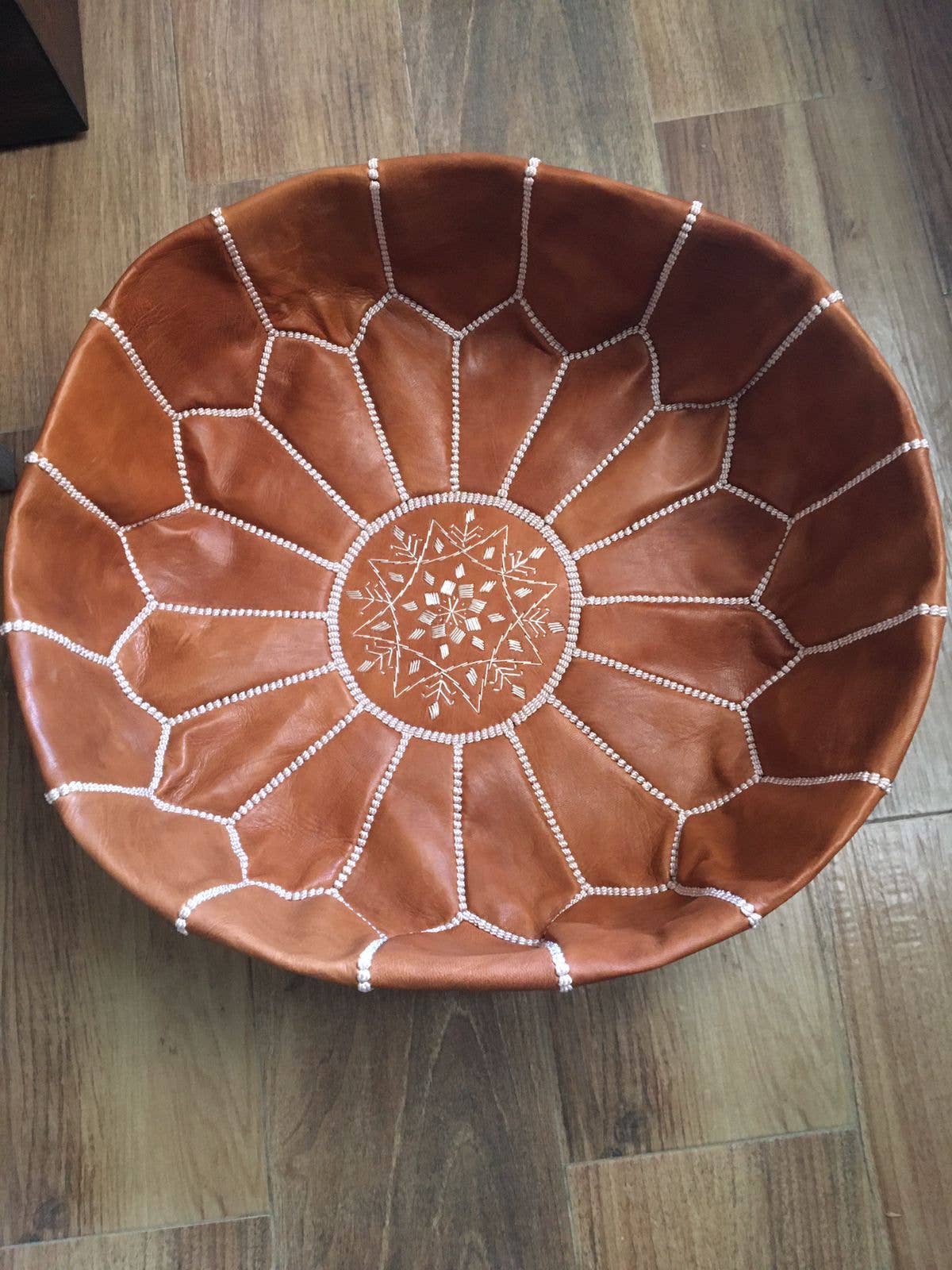 marrakeshop - Venta al por mayor Puf - Puf marroquí de cuero redondo de primera calidad en camello y marrón, 100 unidades3