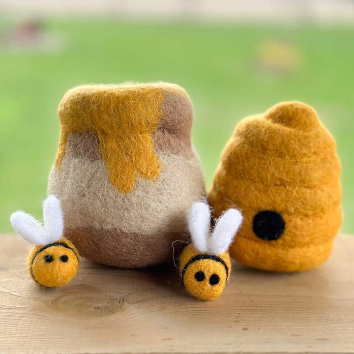 Sewing Seeds Play - Vente Décorations de table - Un pot à miel en feutre/pot à abeilles2