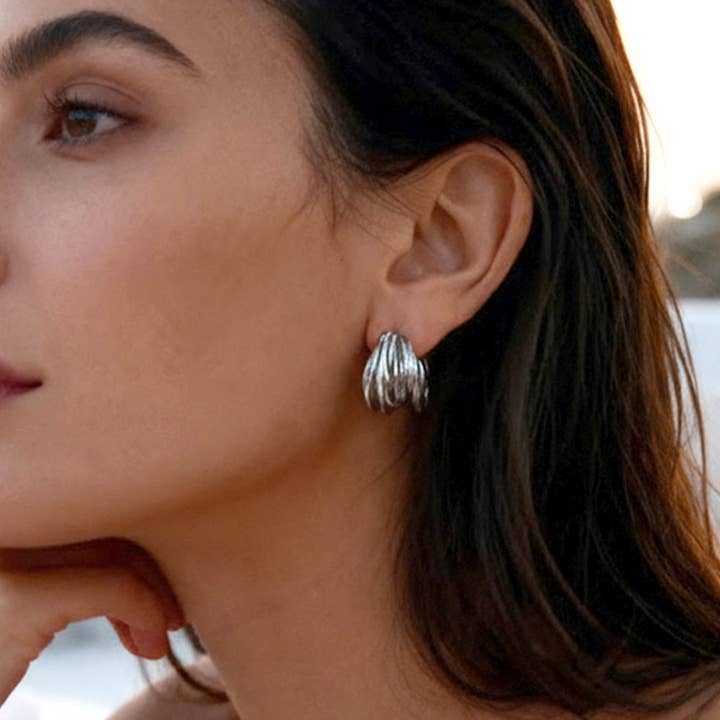 Kyma Creolen Silberne Filamente | Handgefertigter Schmuck aus Frankreich und andere Ergebnisse für premium filament im Großhandel. Kostenlose Rücksendungen und 60-Tage-Zahlungsziel auf Faire im Trend auf Faire.