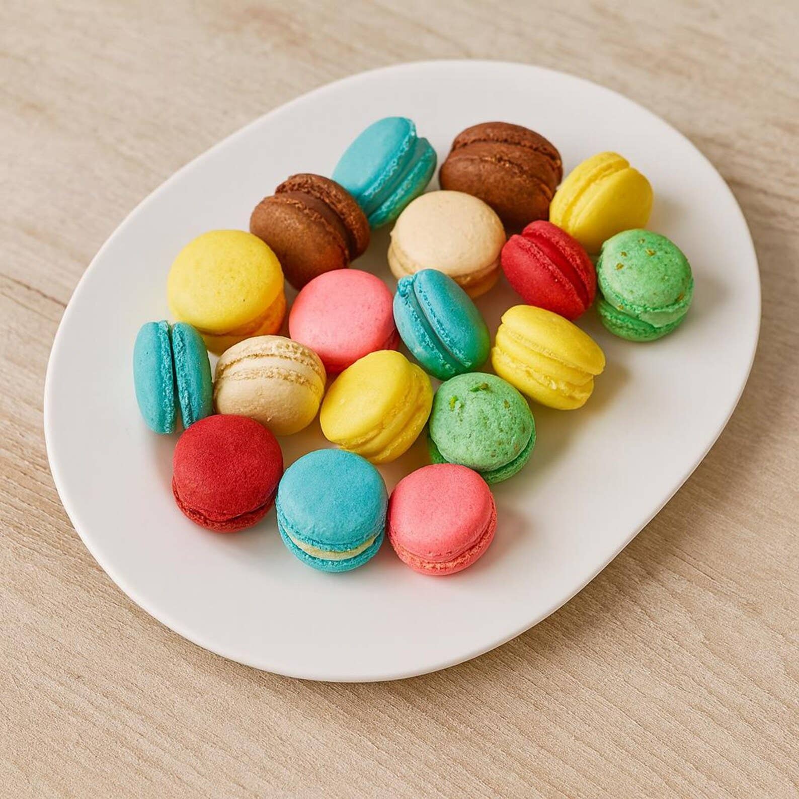 macaron centrale - Wholesale Cookie - Mini!s Macarons – 49-Pack Petite French Assortment