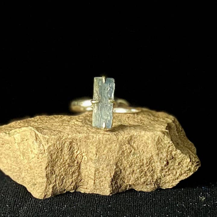 ANILLO DE CIANITA AZUL EN PLATA DE LEY para venta al por mayor de Nugent Jewelry