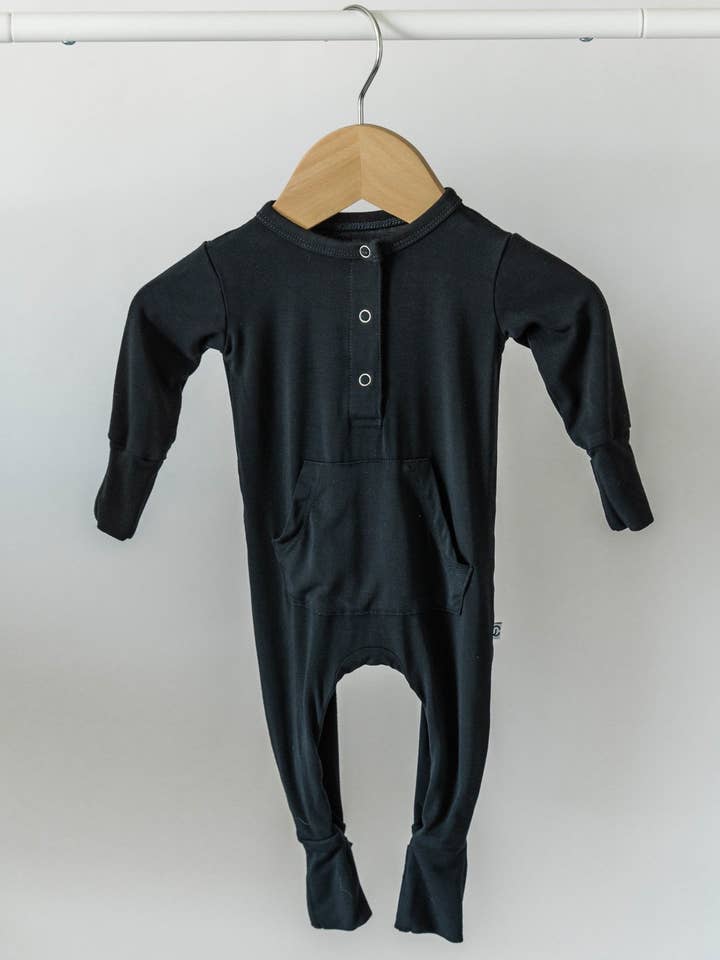 Langärmliger Strampler - Tiefschwarz für den Großhandel von Jettson Cole LLC