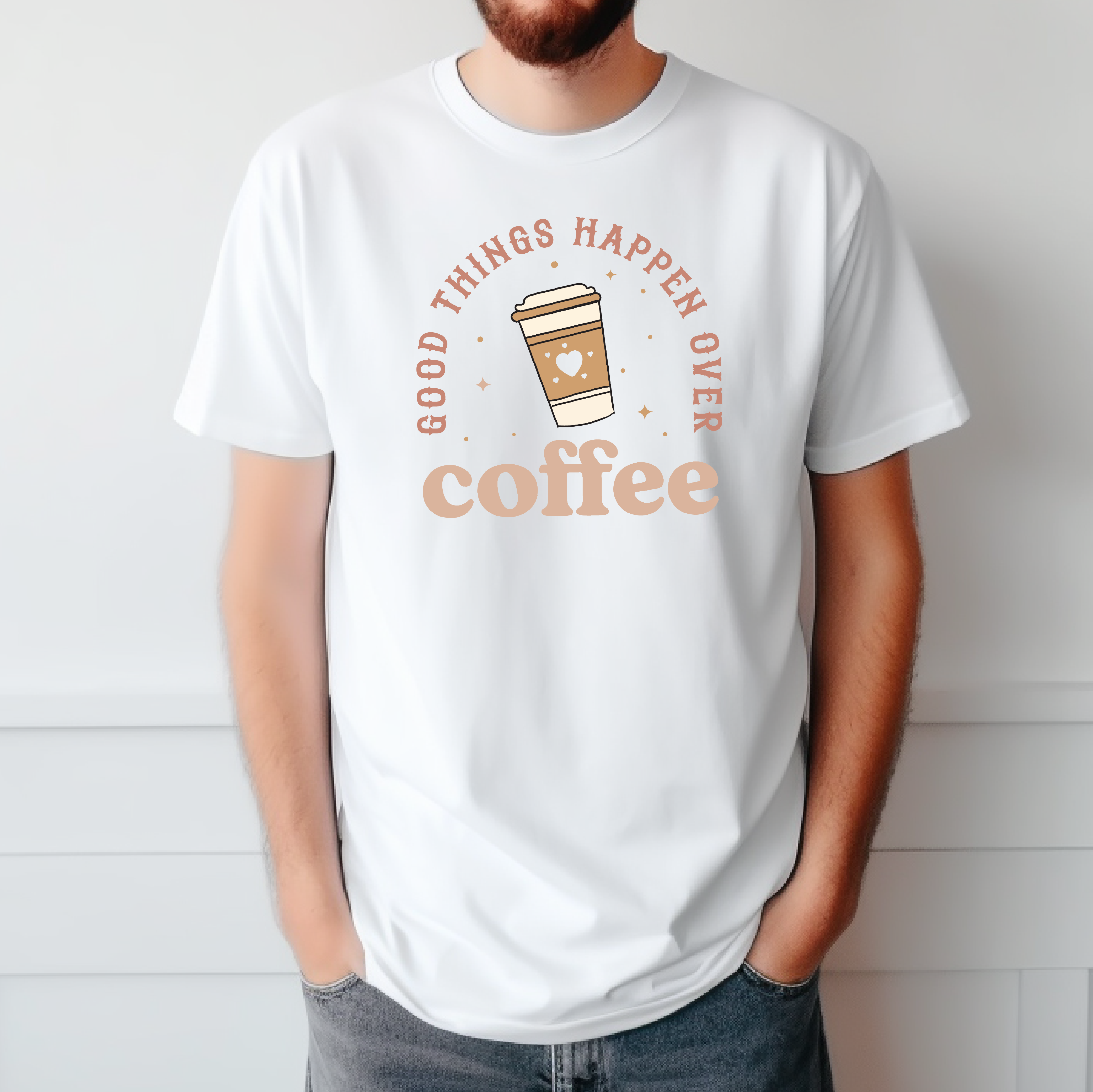 VILNO Apparel - Venta al por mayor Camiseta serigrafiada - Hombre - Camiseta moderna GOOD THINGS HAPPENED OVER COFFEE, 100% algodón3
