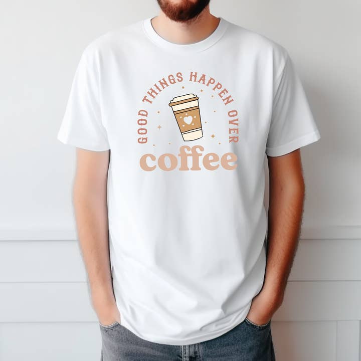 VILNO Apparel - Venta al por mayor Camiseta serigrafiada - Hombre - Camiseta moderna GOOD THINGS HAPPENED OVER COFFEE, 100% algodón3