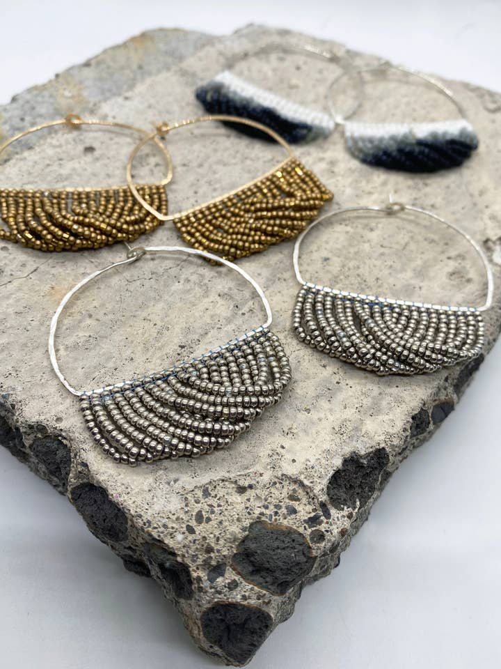 Tvinnade pärlörhängen för wholesale av Naomi Star Designs