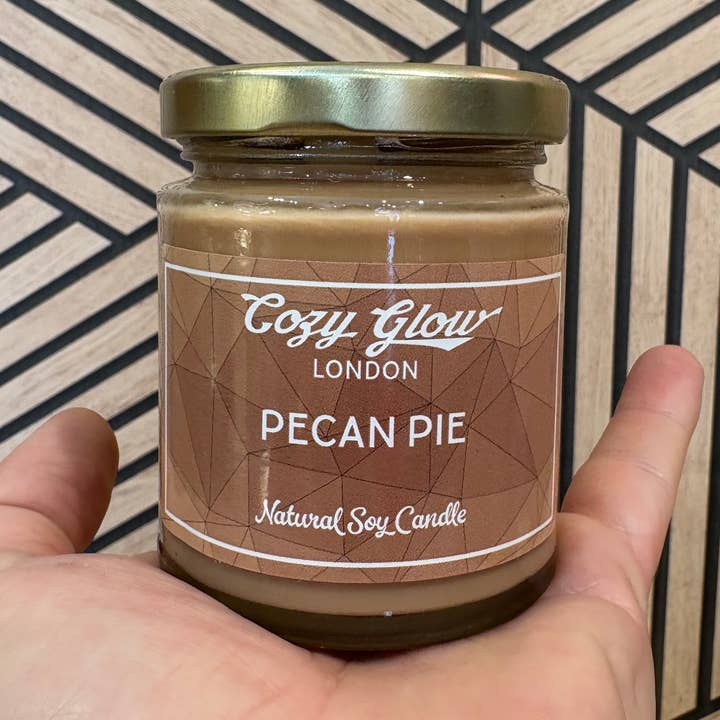 Bougie en cire de soja parfum tarte aux pacanes Cozy Glow pour la vente par Cozy Glow Candles & Home