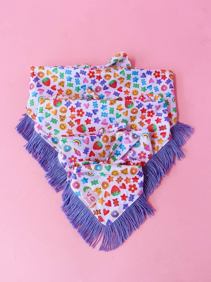 Fête de Bonbons Arc-en-ciel avec Bandana pour Chien à Franges Métalliques Violettes pour la vente par Velvet Outlaw