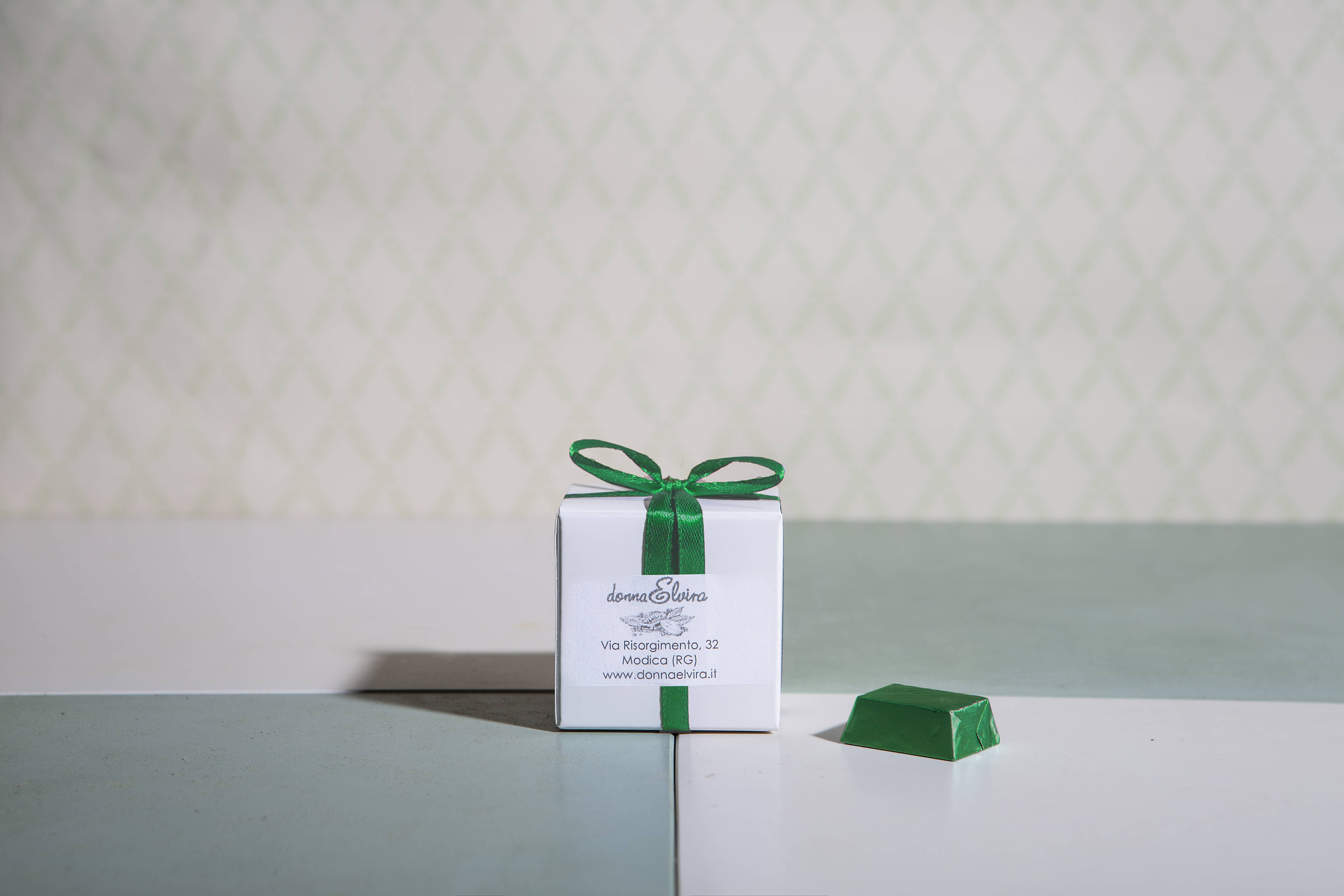 DONNA ELVIRA dolceria di Roccasalva Elvira - Wholesale Chocolate Box - CUSTOMIZABLE BOX OF 16 ASSORTED CHOCOLATES5