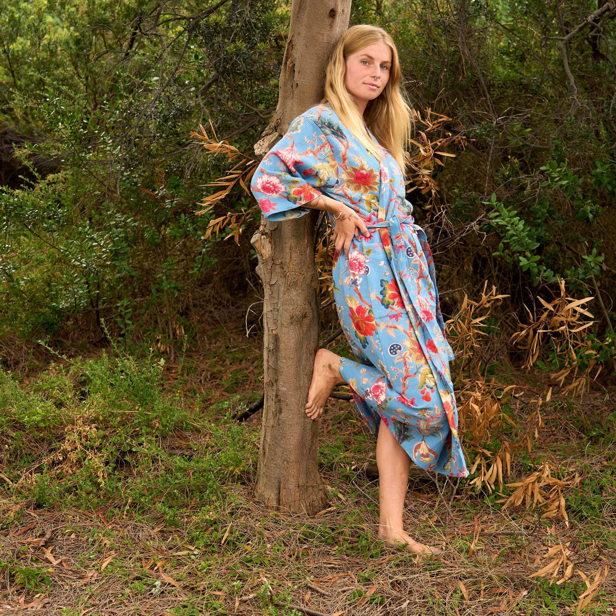 Glamthread – Großhandel Bademantel – Damen – Serene Sky Waffel-Baumwoll-Kimono-Bademantel - Florale Eleganz in Blau2