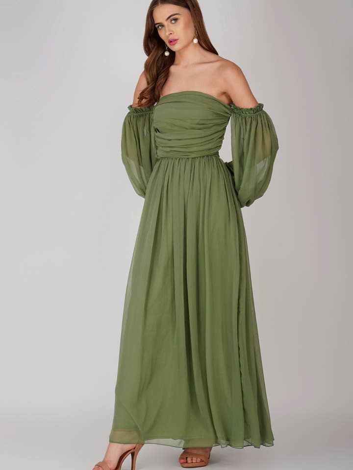 Robe longue en mousseline Lana en olive douce pour la vente par Lace & Beads