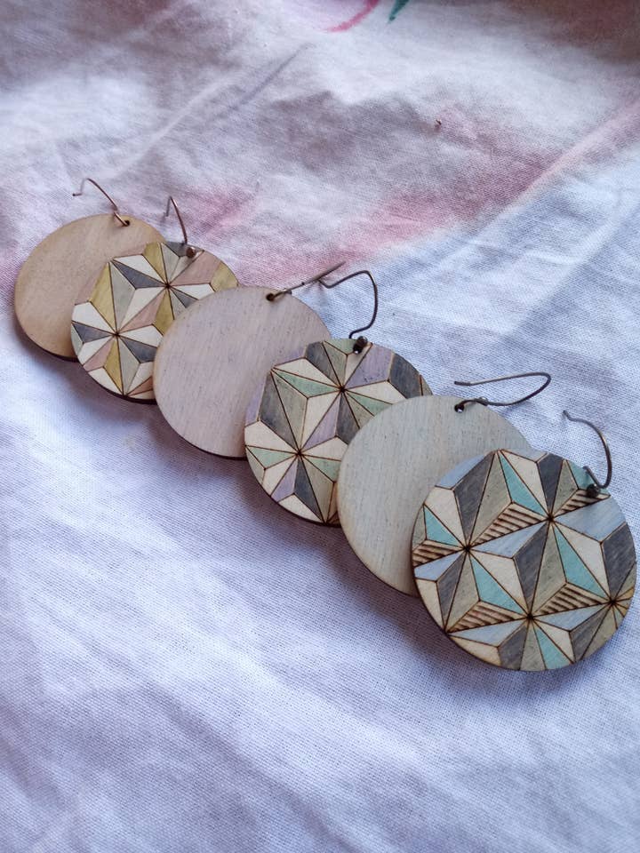 Prismatische oorbel - Muted Edit - Houten sieraden voor wholesale door CGDesigns