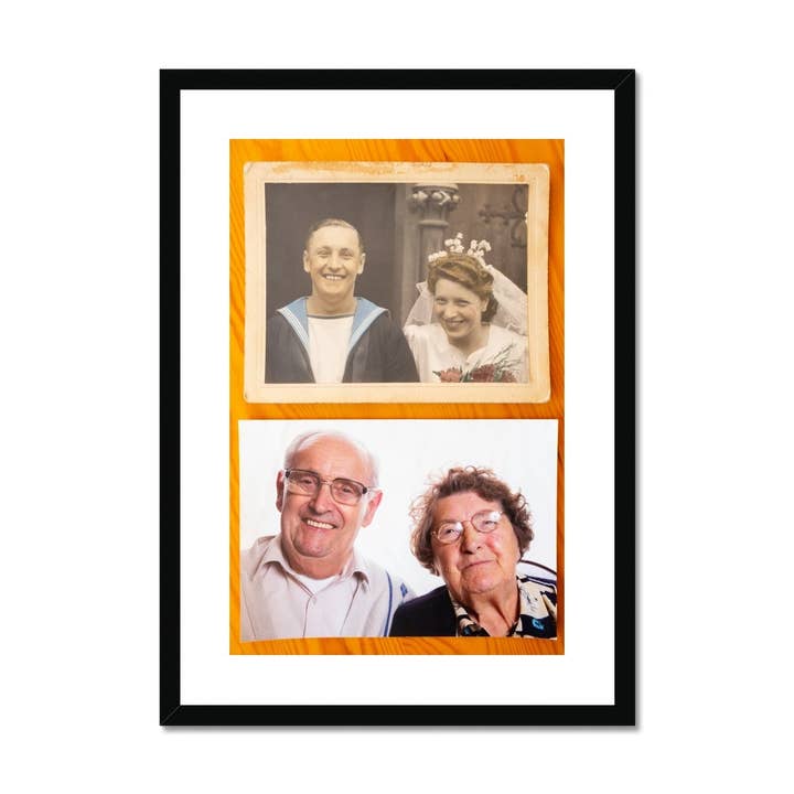 Senior koppel op hun trouwdag en dan weer 60 jaar later Framed & Mounted Print voor wholesale door Sorbey