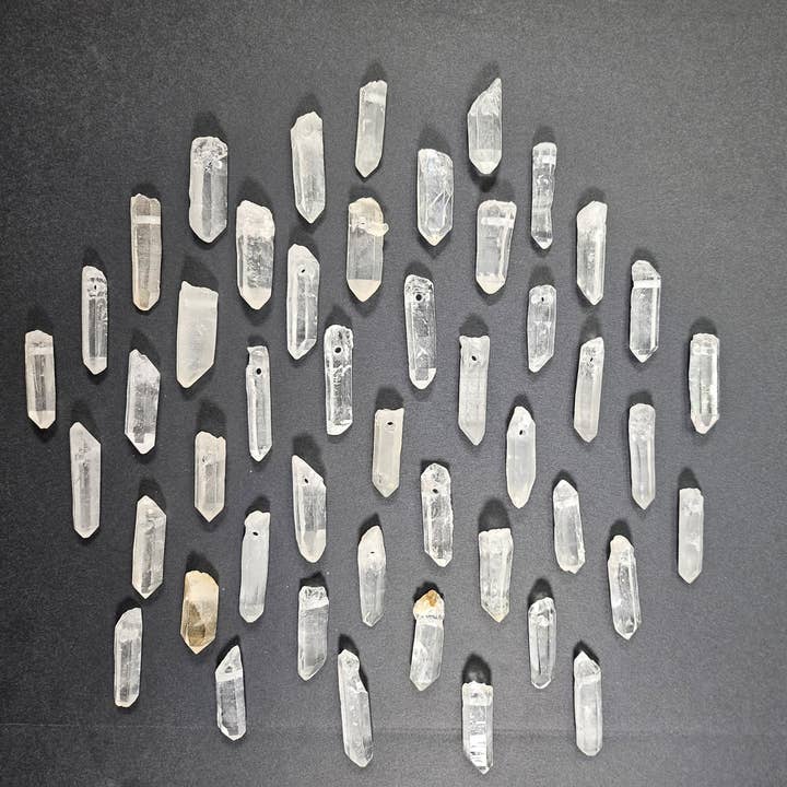 Ciondolo di quarzo ialino grezzo forato da 3 mm per la vendita all'ingrosso da parte di The Texas Rocks