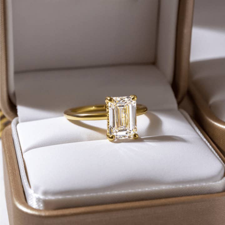 1 Karat Smaragd-Diamant Minimalistischer Ring mit verstecktem Halo in 14K Gelbgold für den Großhandel von Evara Jewelry