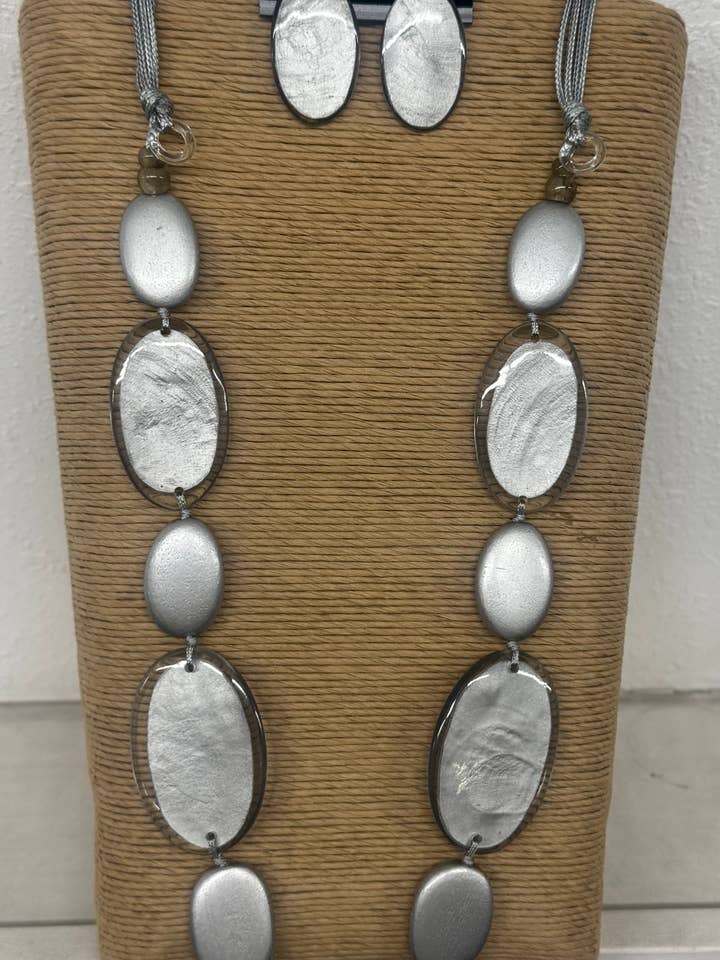 4 STRANDS SILVER ADJUSTABLE CORD WITH SILVER WOOD AND CAPIZ for wholesale by International Duru's