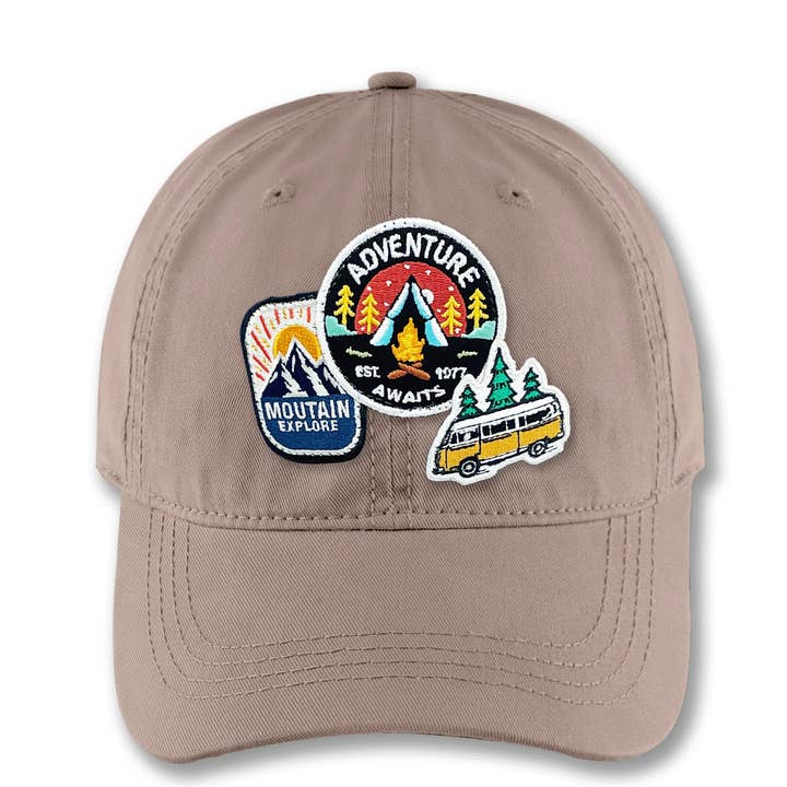 Cappellino da baseball con patch ricamata "L'avventura ti aspetta" – Cappello da papà per esplorazione in montagna, campeggio e attività all'aperto, regalo per viaggiatori per la vendita all'ingrosso da parte di Northern Icons Creations INC
