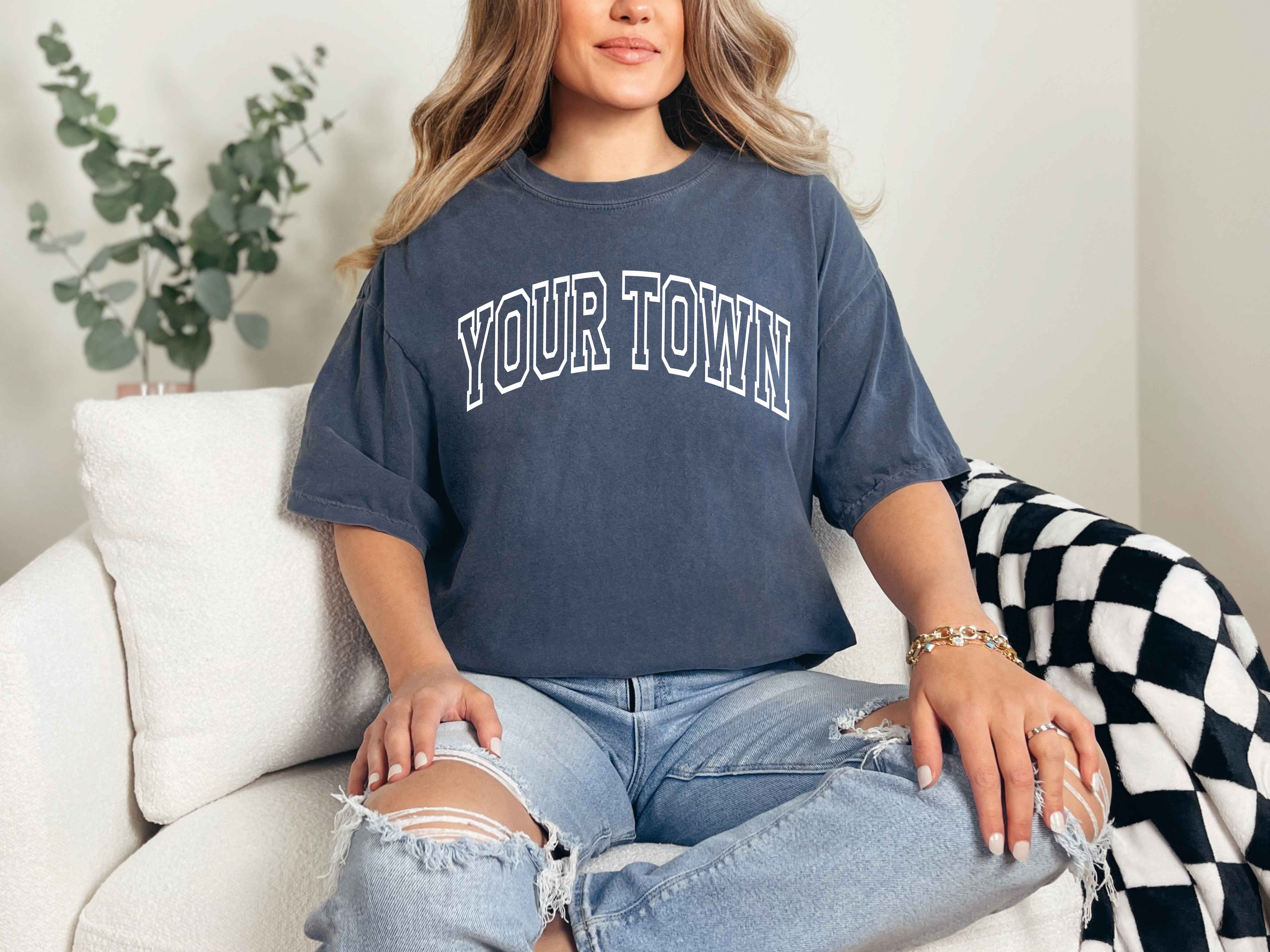 One Nine - Vendita all'ingrosso Maglietta serigrafata - Donna - T-shirt personalizzata City/Town Comfort Colors Heavyweight Hometown6