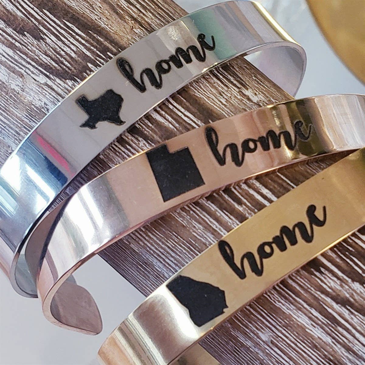 Tres Carmela - Vendita all'ingrosso Bracciale a polsino - Bracciale rigido State Love con cuore inciso1