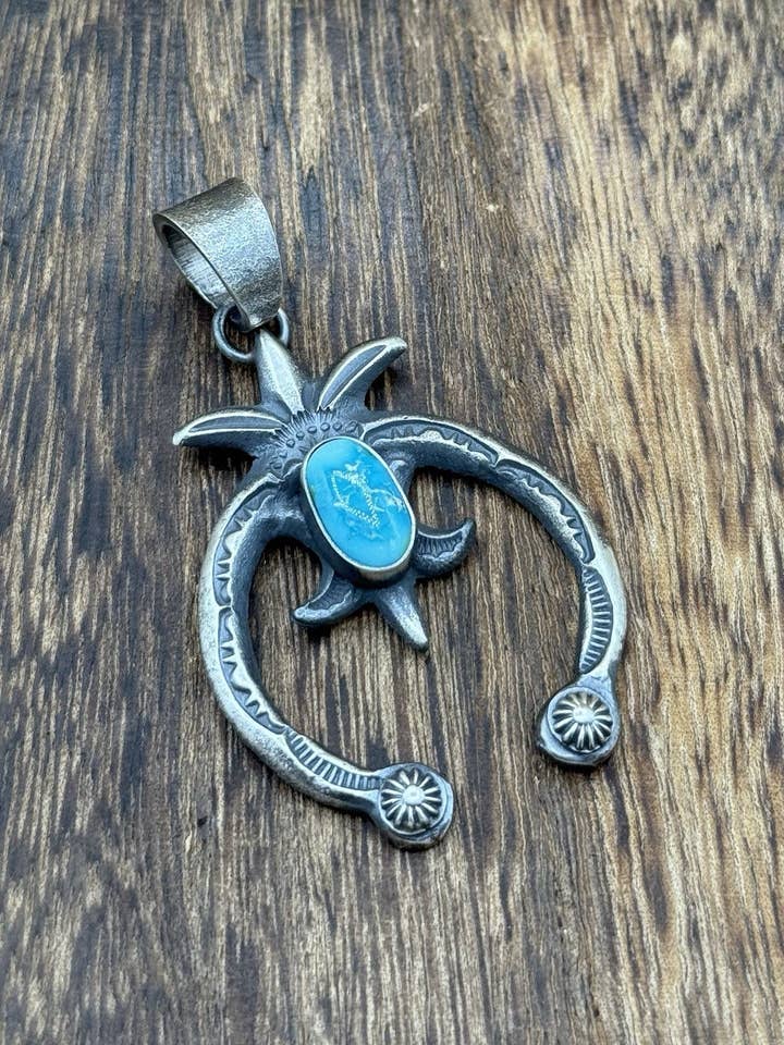 Navajo handgjord hänge i sterlingsilver med gammalt utseende och Sonoran Gold turkos Naja. för wholesale av Native City Jewelry
