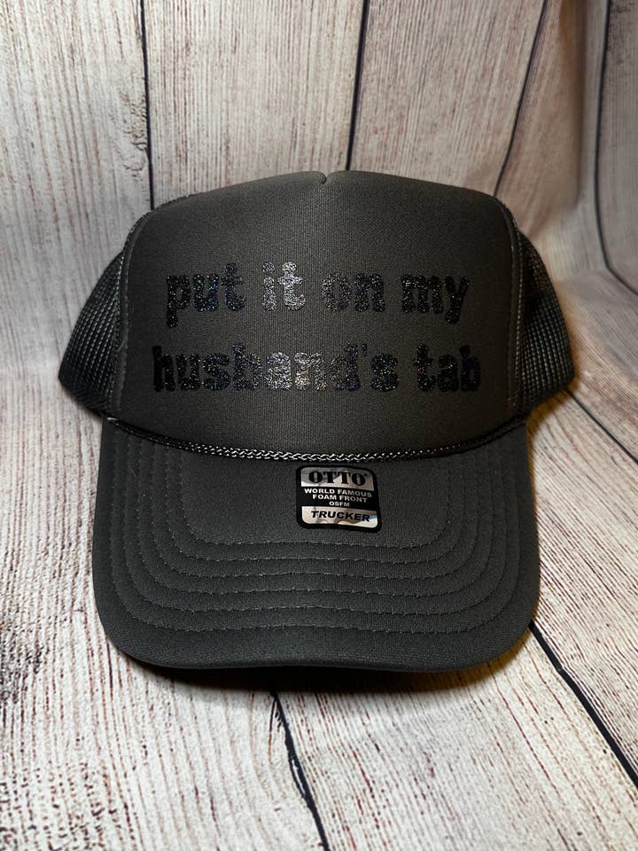 Mettez-le sur l'ardoise de mon mari casquette de camionneur en vinyle. pour la vente par Burnt By Bray LLC