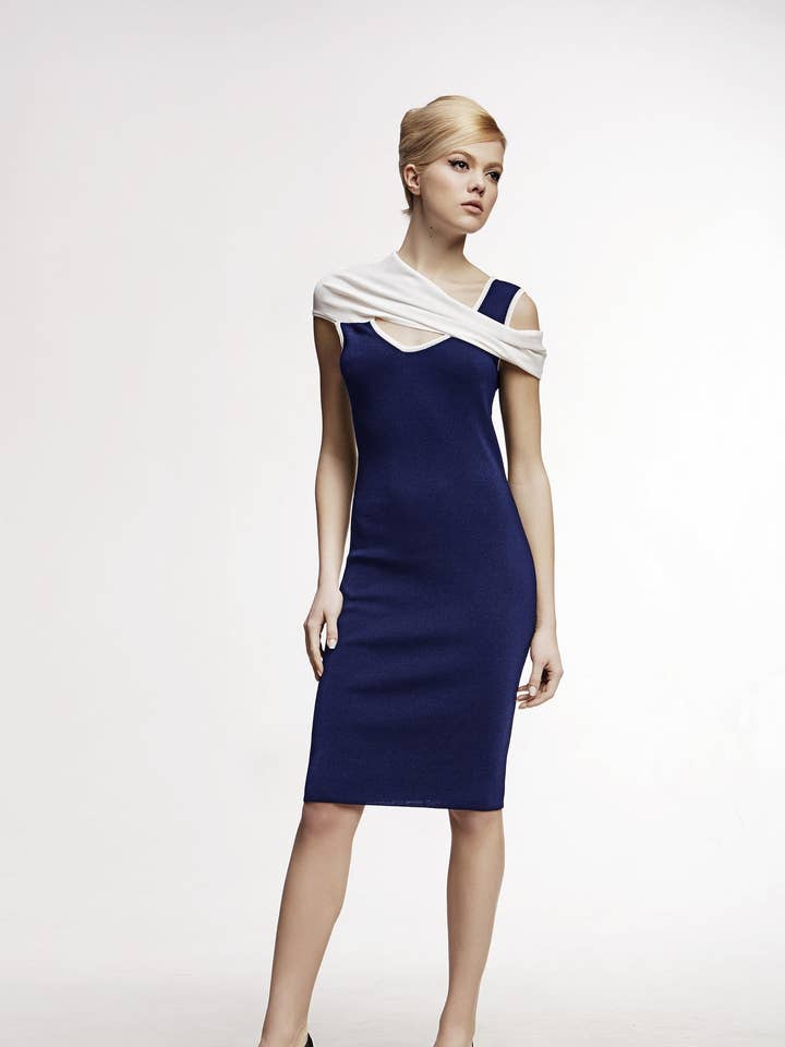 Vestido de malha Sophia com decote assimétrico em azul por atacado de RUMOUR LONDON