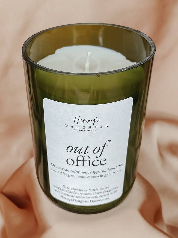 Out of Office Wine Bottle Candle (Pebermynte Eucalyptus) for engroshandel hos Henry’s Daughter Home Decor
