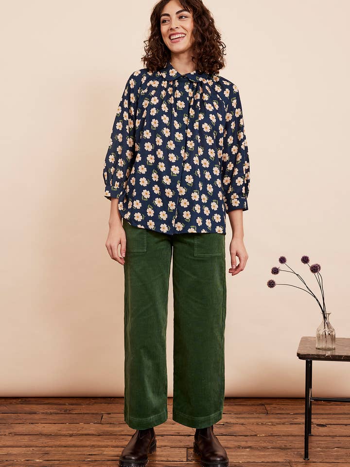 Marineblauwe blouse met bloemenprint Gwen voor wholesale door emilyandfin