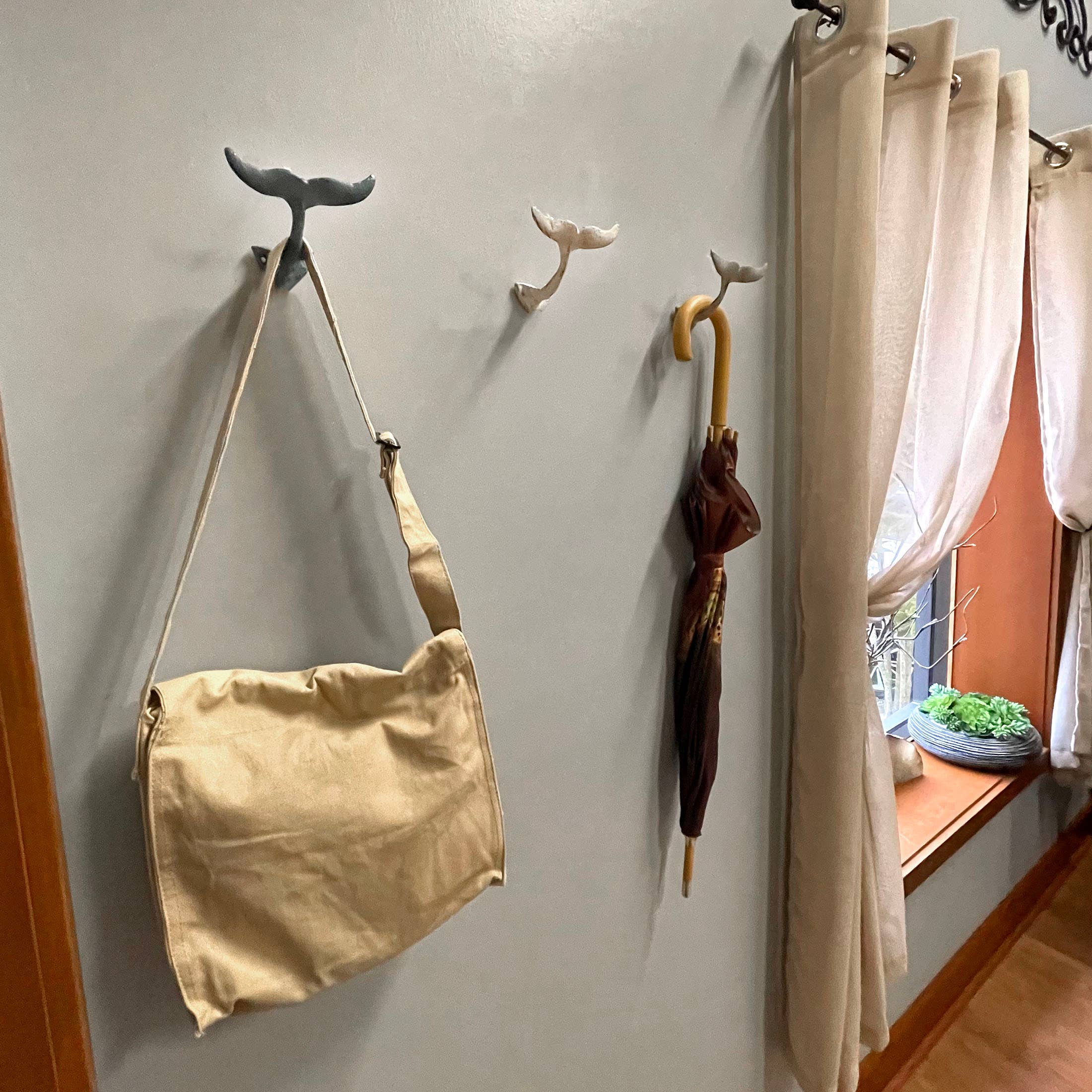 Zeckos - Vendita all'ingrosso Gancio da parete - Set di 3 Ganci da Parete in Ghisa a Forma di Coda di Balena Nautica3