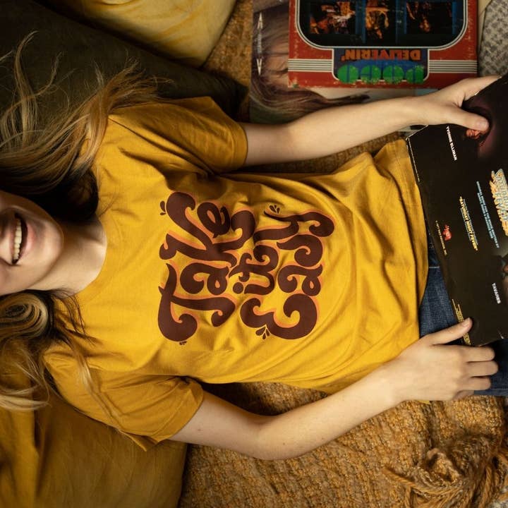 Take it Easy Graphic Tee 🤠🤠 - Letzte Chance für den Großhandel von The Funnel Cake Tree