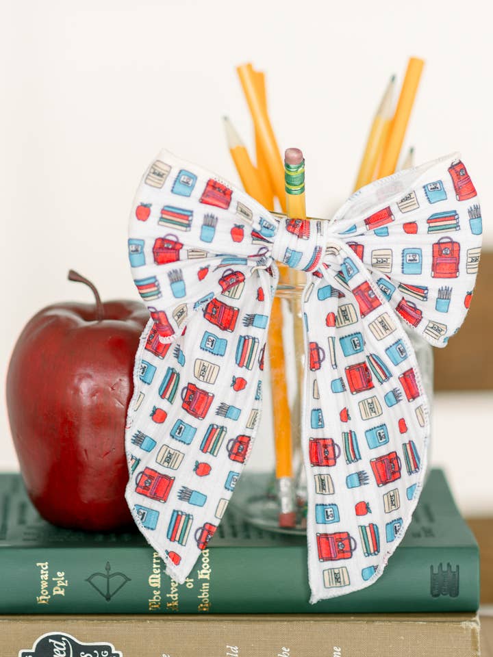 Back to School Haarbogen, Bücherbogen, Schulbogen in Rot und Blau für den Großhandel von The Honey Bows