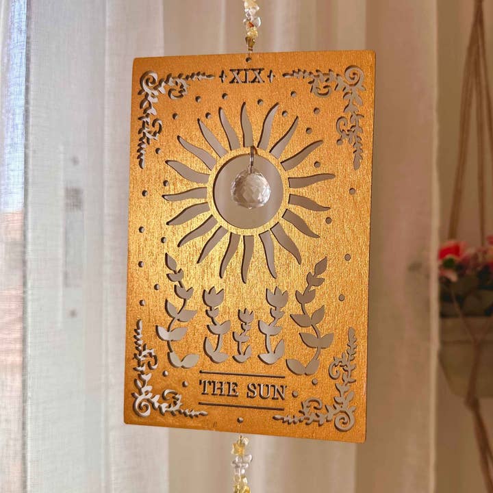 LilAryenne | Jewelry & Suncatchers – wholesale Solfångare – Solen - Tarot Suncatcher i trä