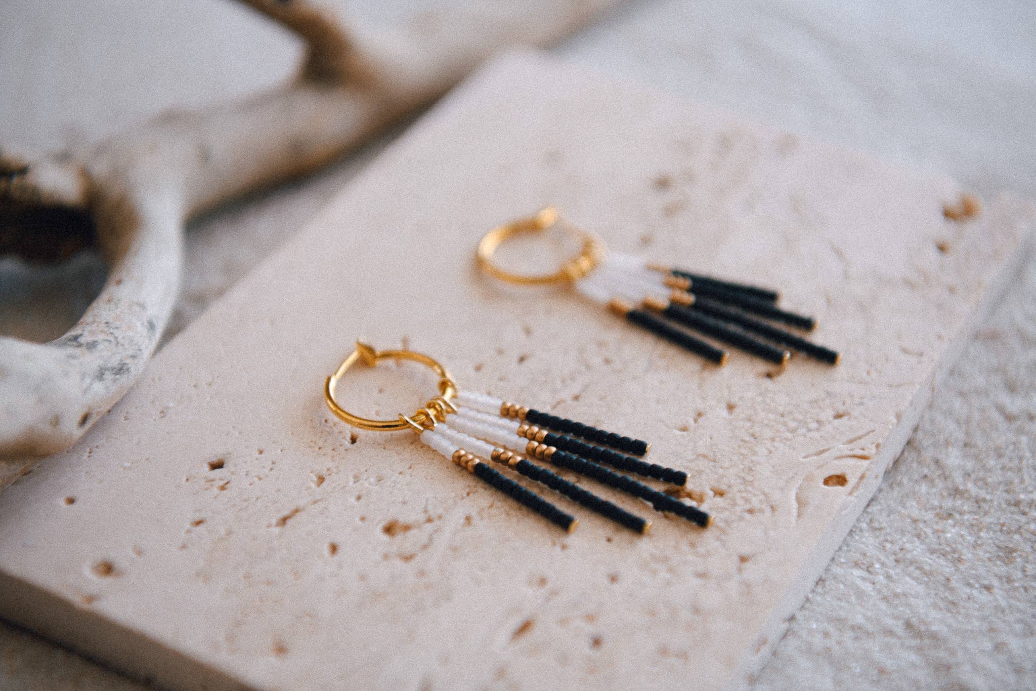 Cecelia Designs Jewelry – Brincos de argola por atacado – Brincos de Argolas com Franjas de Missangas2