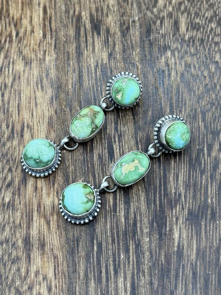 Orecchini pendenti in argento sterling fatti a mano dai Navajo con turchese Sonoran Gold per la vendita all'ingrosso da parte di Native City Jewelry