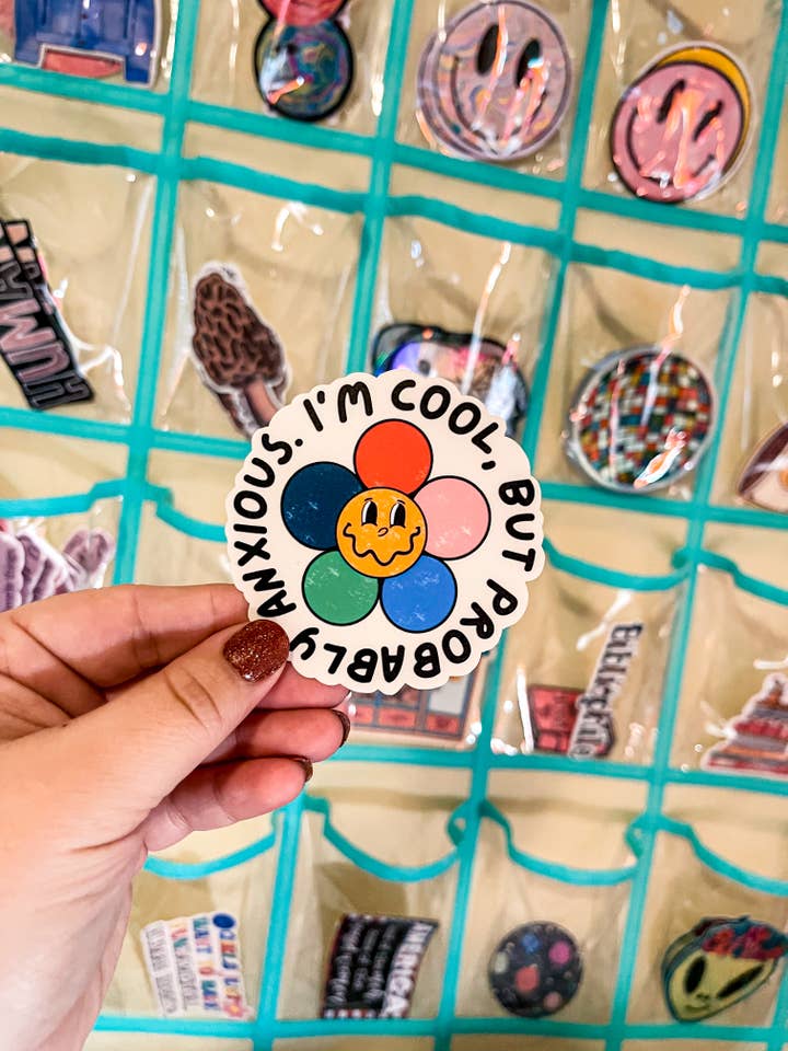 Adesivo floreale con scritta «I'm cool, but probly anxious» per la vendita all'ingrosso da parte di Sharp Thoughtlings