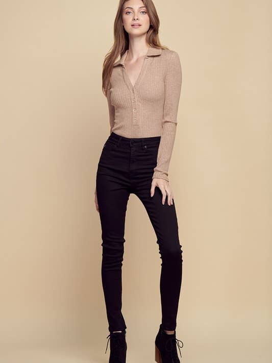 STICKAD KRAGE BODYSUIT V HALS LÅNGÄRMAD - P00074 för wholesale av Petal Dew