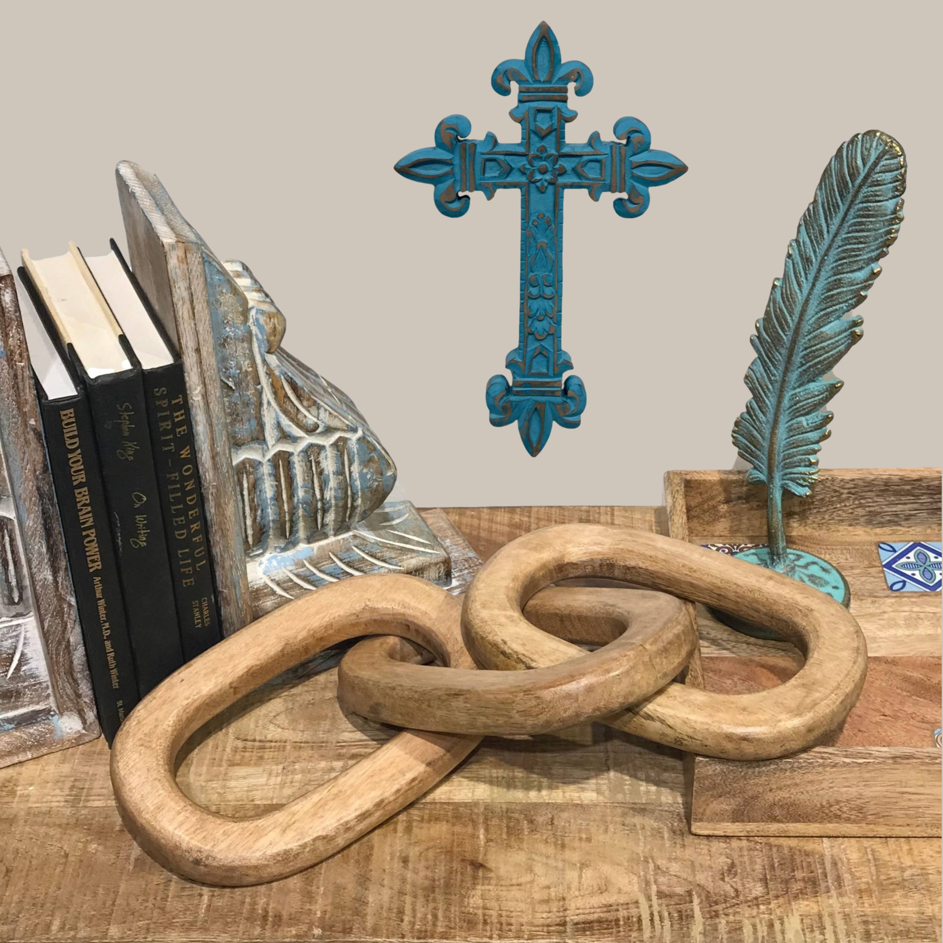Wilco Home – Cruz de parede por atacado – Cruz de parede de madeira entalhada à mão Chartres com acabamento rústico em turquesa2