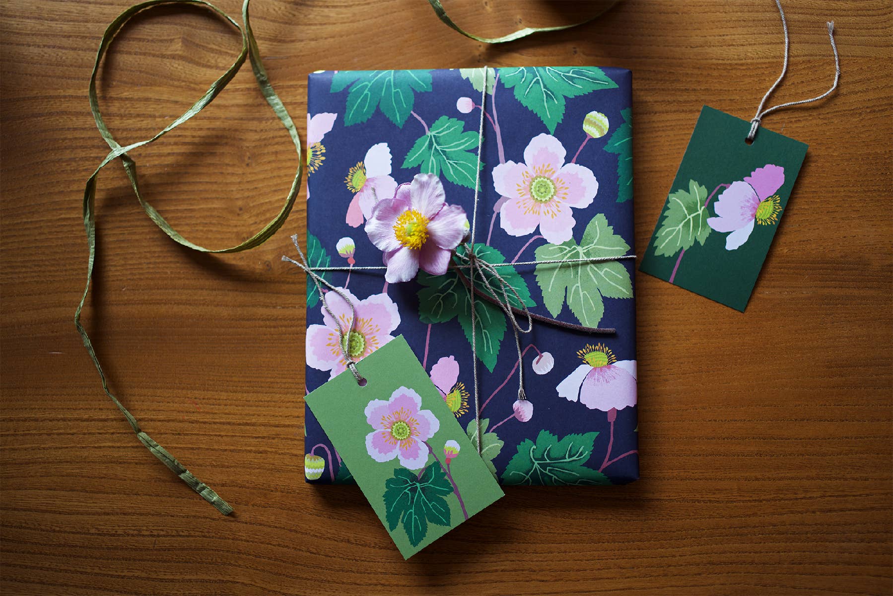 Brie Harrison Ltd – wholesale Flat wrap – Japanese Anemones Gift Wrap 6