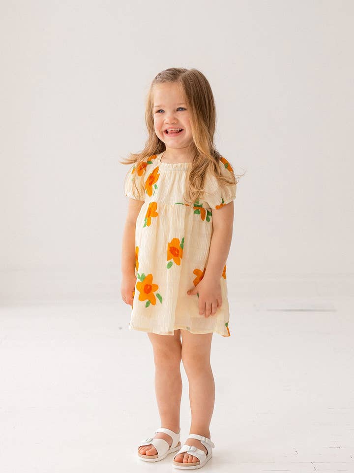 Gelbes Kleid mit plissierten Blütenblättern für den Großhandel von mabel + honey