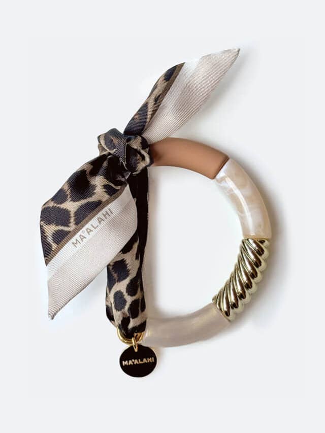 Bracelet en soie Leo-Crème pour la vente par MA°ALAHI Manufaktur