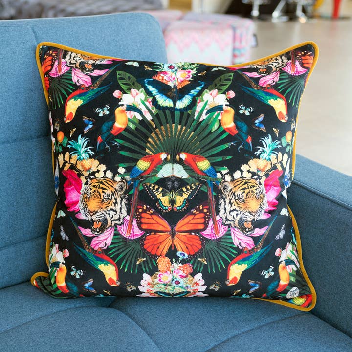 Cojín relleno de plumas Myrtle and Mary, 20 pulgadas, PARADISE LOST NOIR para venta al por mayor de Febland