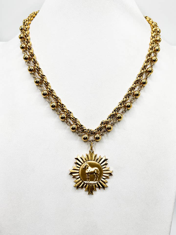 Collana con medaglia a cavallo per la vendita all'ingrosso da parte di River Lea Jewels