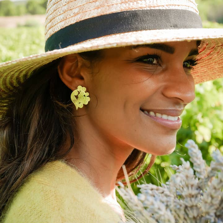 Oorbellen met mimosa pompons, goudverguld voor wholesale door Jour De Mistral