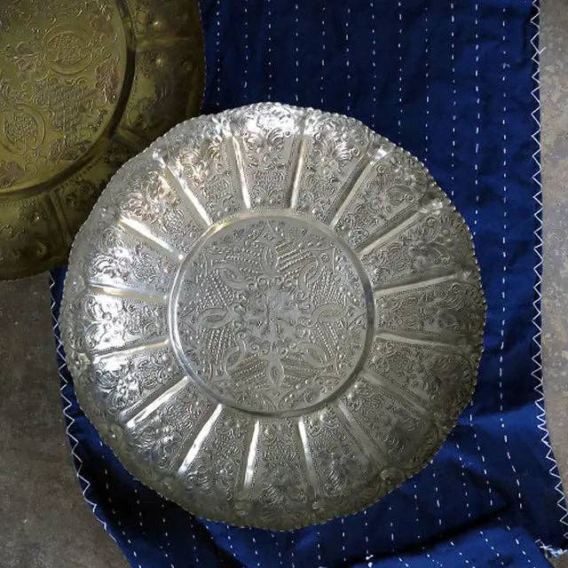Plateau marocain vintage en argent avec bords festonnés et pieds pour la vente par Vagabond Vintage