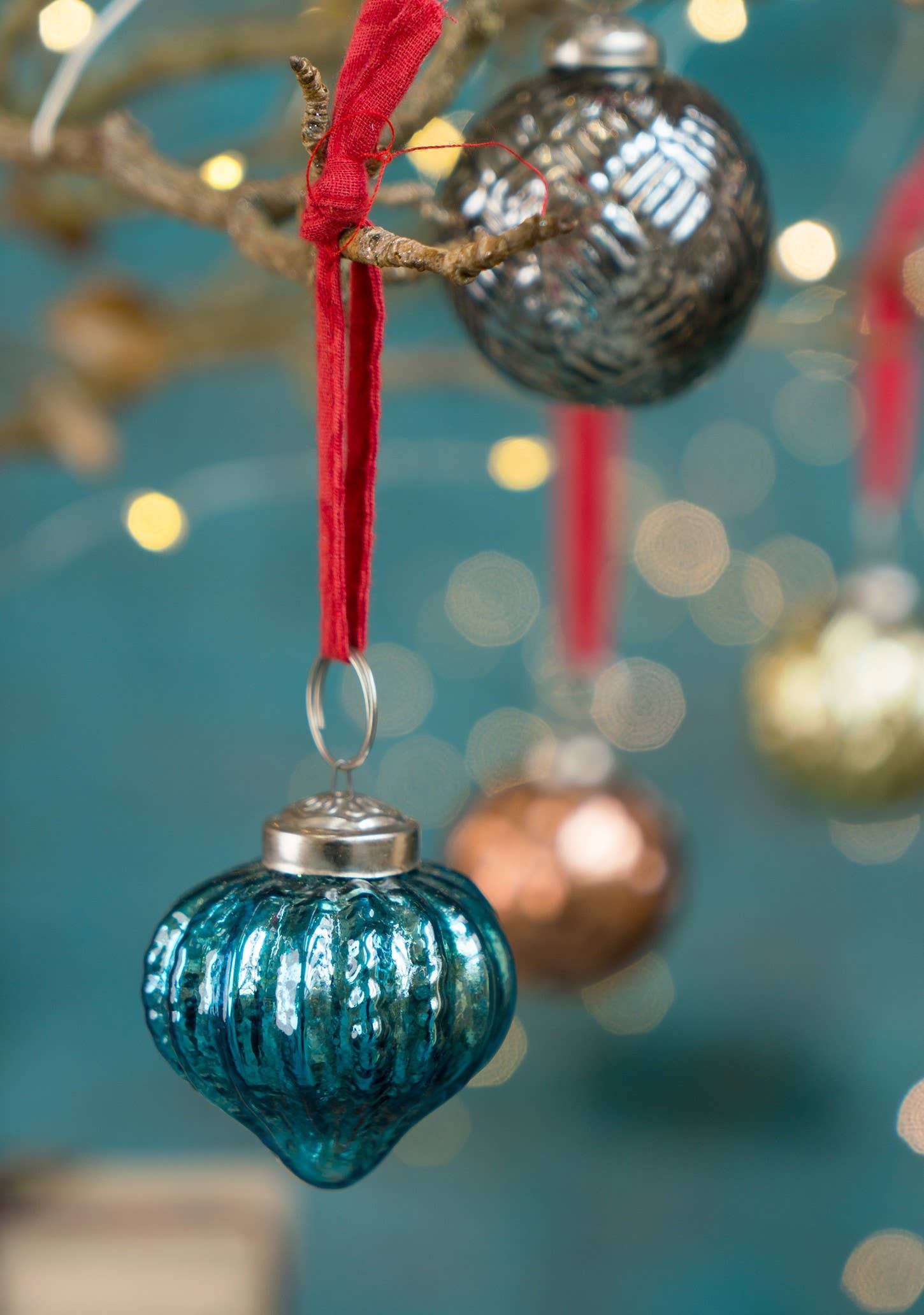 Namaste – wholesale Christmas decoration – Set of 5 Bimala Coloured Recycled Glass Baubles3