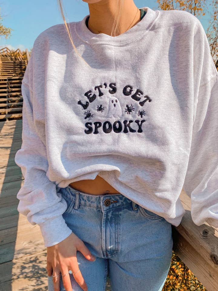 Lad os få uhyggelige Halloween-broderede crewneck for engroshandel hos ShopEndlessJune