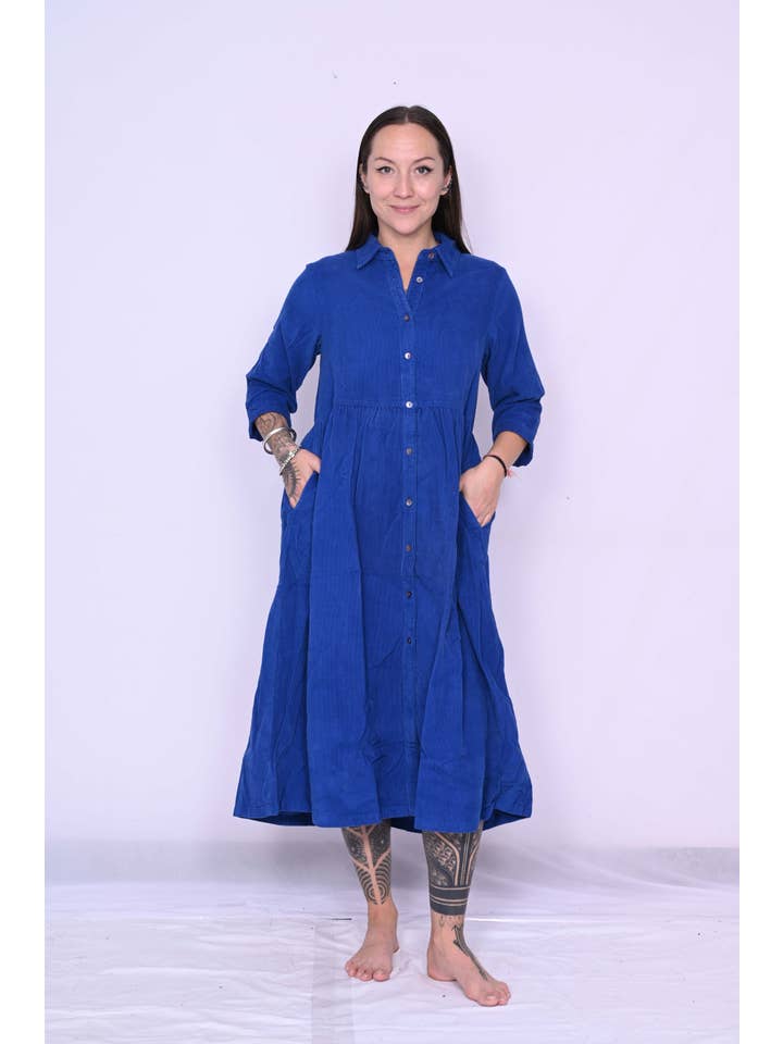 Humanity Centred Designs – Großhandel Kleid – Damen – Winterhemdkleid mit Gänseblümchen_ Bio-Babycordkleid für den Winter