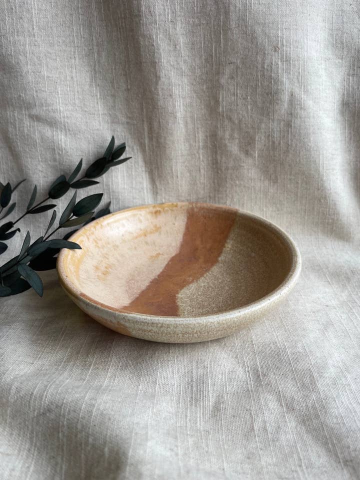 Assiette à tapas en céramique faite main Dunes pour la vente par Charlotte Manser Ceramics