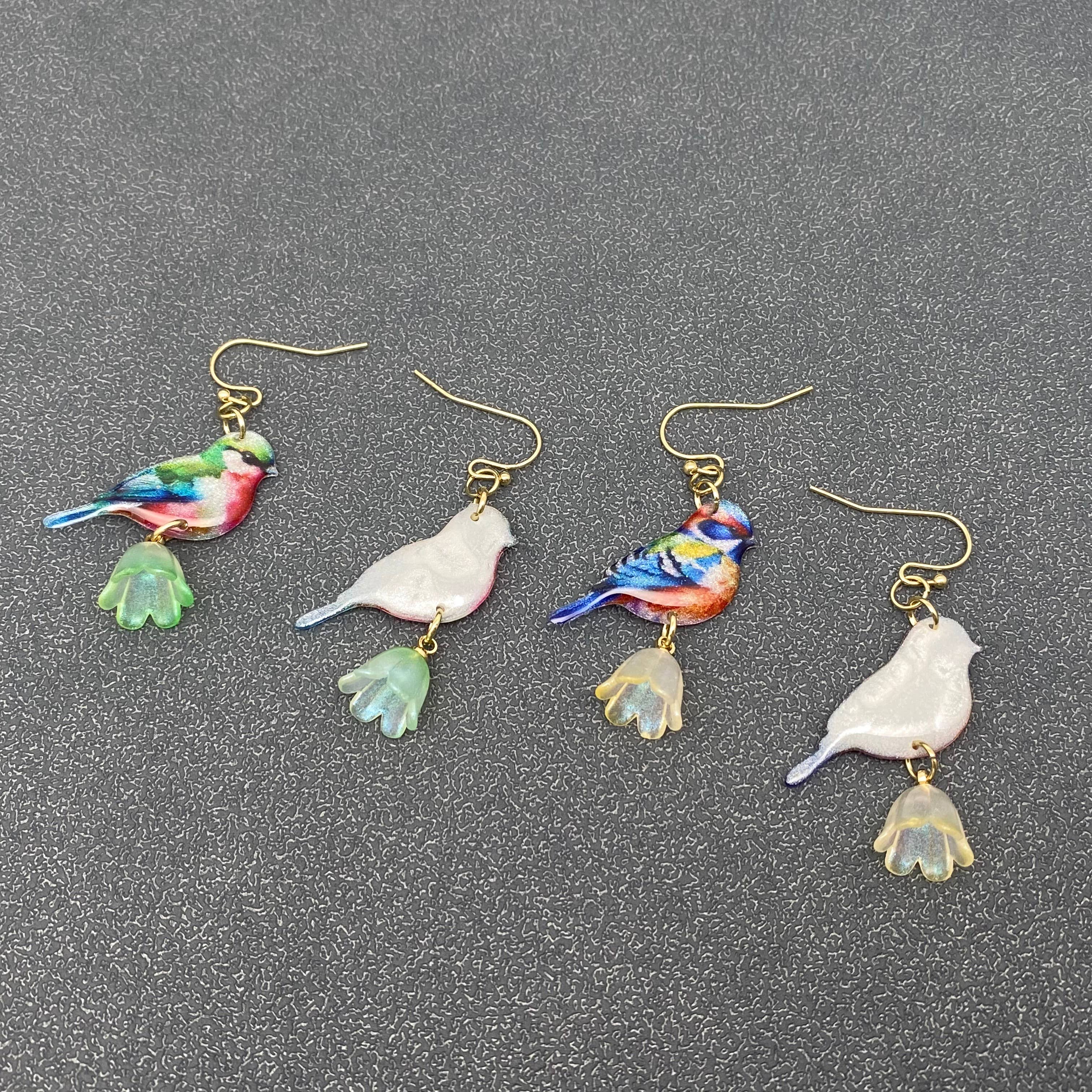 Mio Queena - Wholesale Dangle Earrings - Resin Birds Tit Picking Flowers Dangle Earrings4