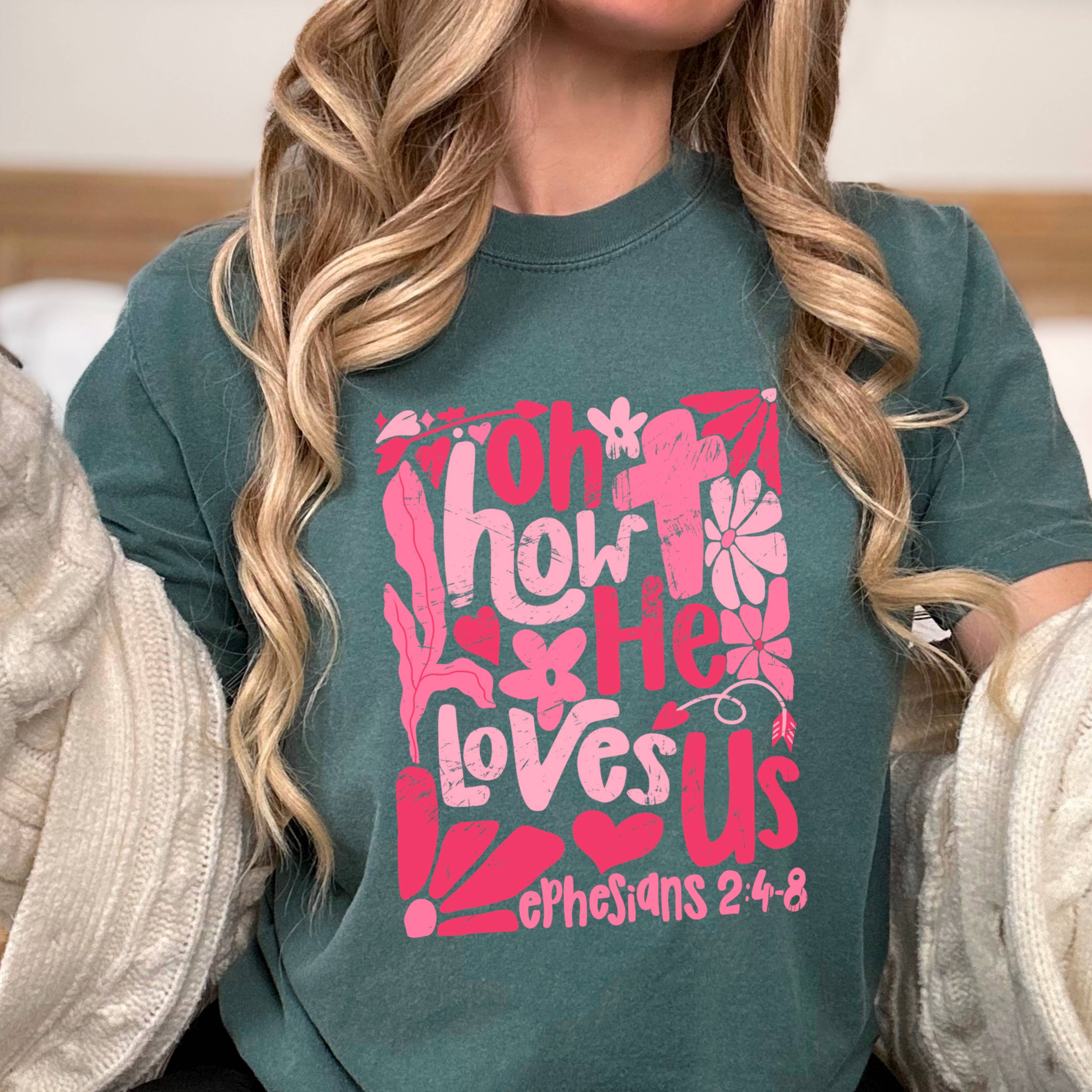 Shoppe SHC - Vendita all'ingrosso Maglietta stampata - Donna - Oh Come Egli Ci Ama Maglietta Grafica Cristiana | Comfort Colors7