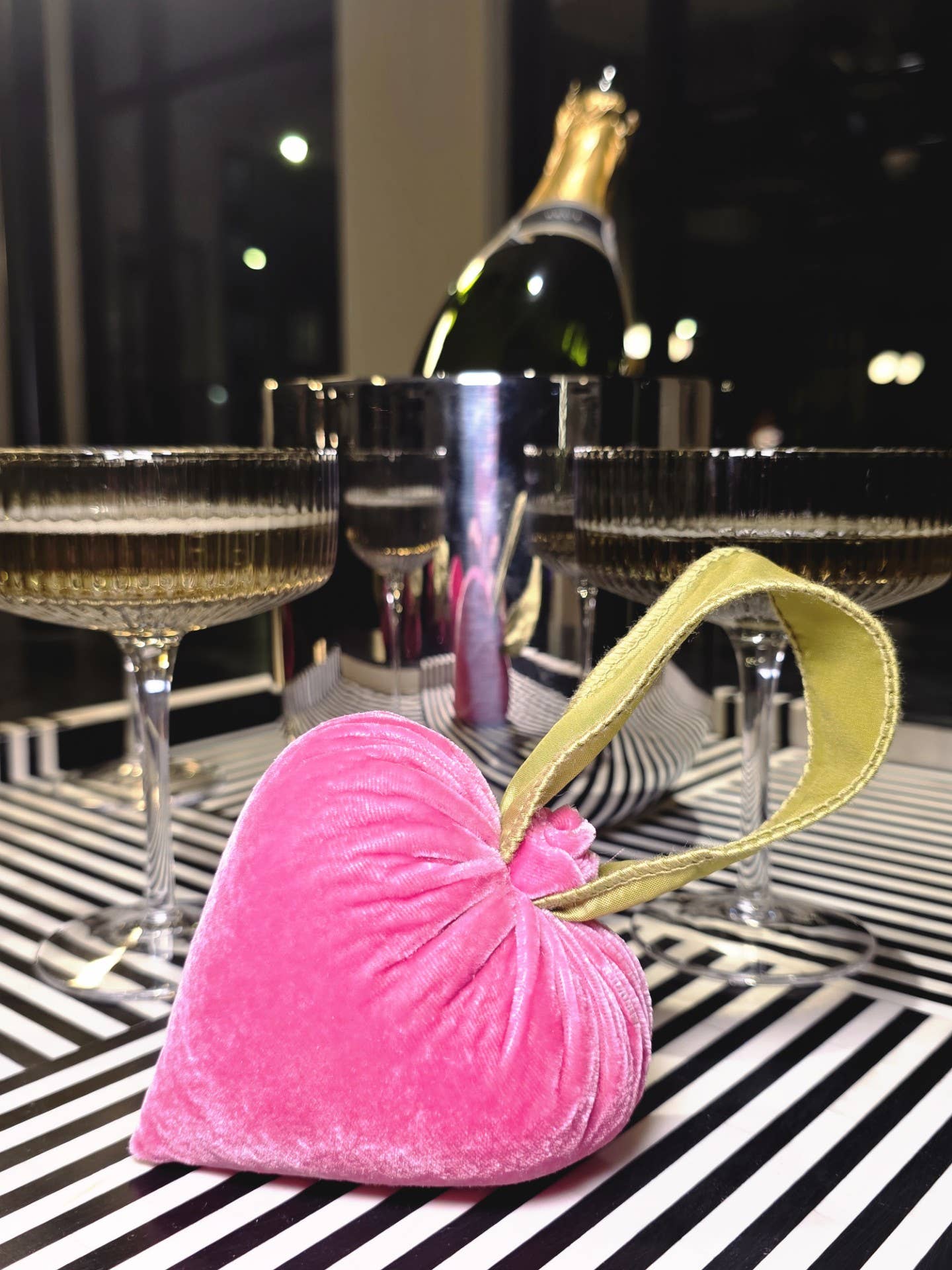 Hot Skwash - Wholesale Decorative Tabletop Object - Small Pink Heart w/ Green Ribbon1